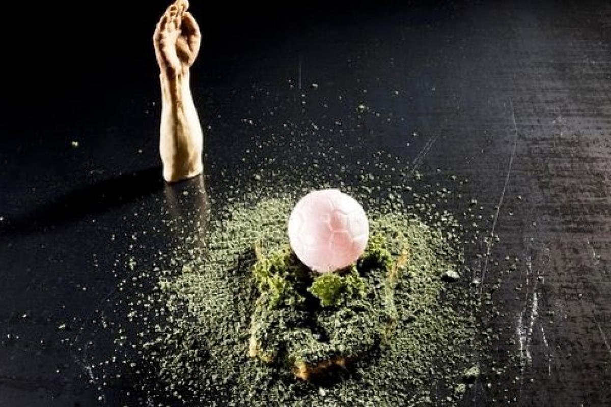 Perdomo plato Maradona La Mano de Dios