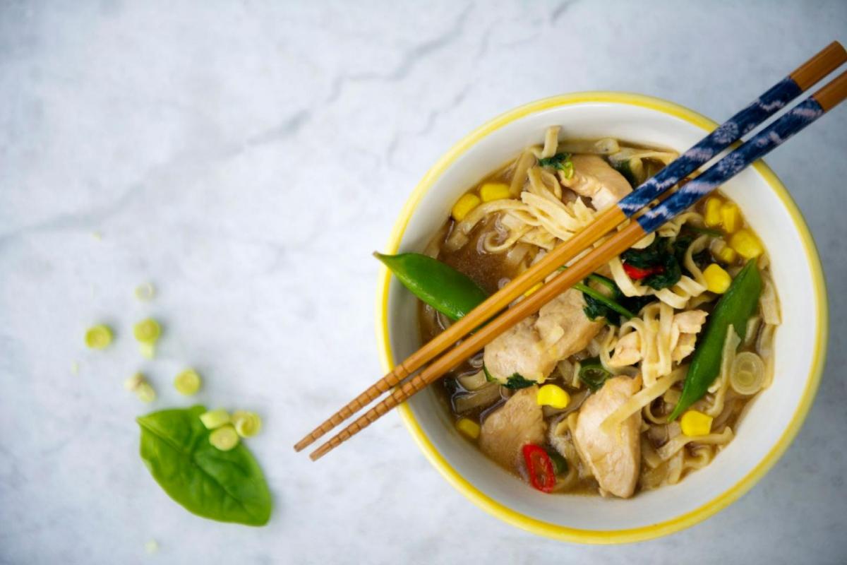 sopa de fideos con pollo