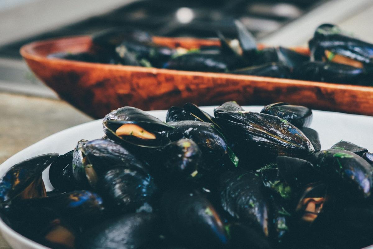 Ya están aquí los mejillones con patatas fritas veganos: te explicamos cómo hacerlos
