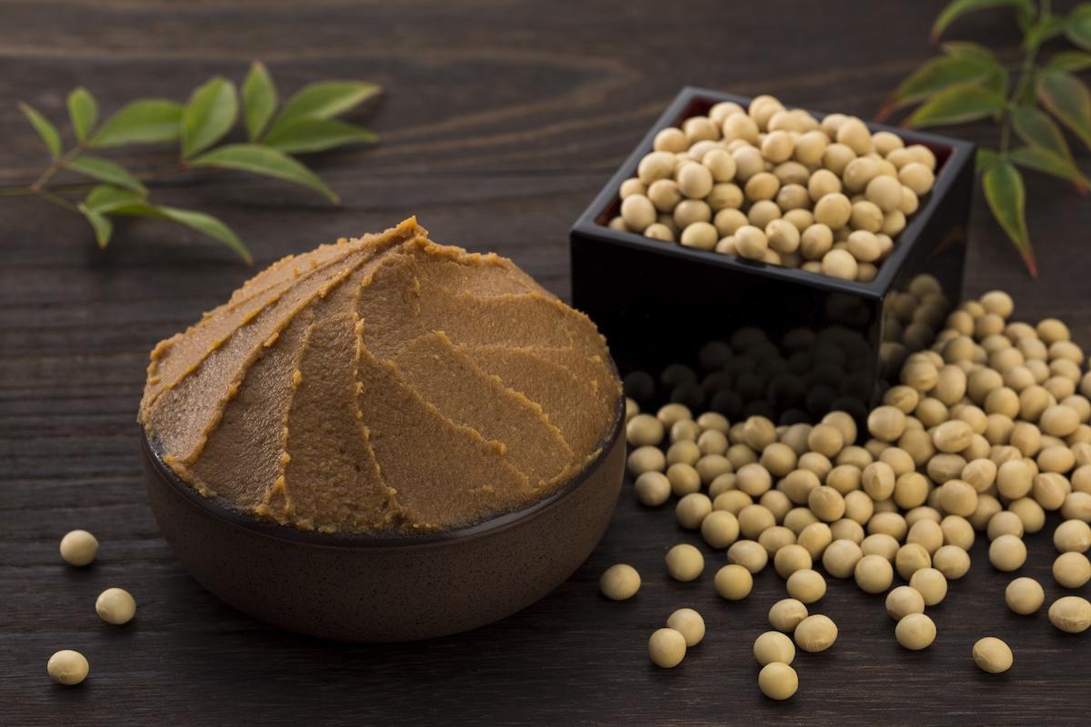 Miso: qué es, propiedades y usos en cocina