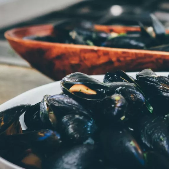 Ya están aquí los mejillones con patatas fritas veganos: te explicamos cómo hacerlos