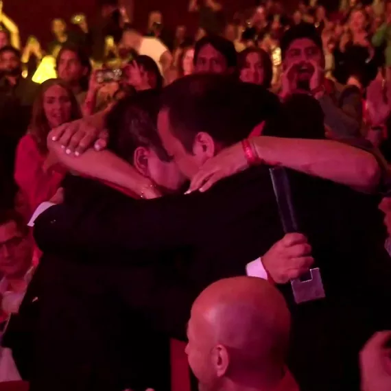 Maido gana 50 Best 2025 abrazo