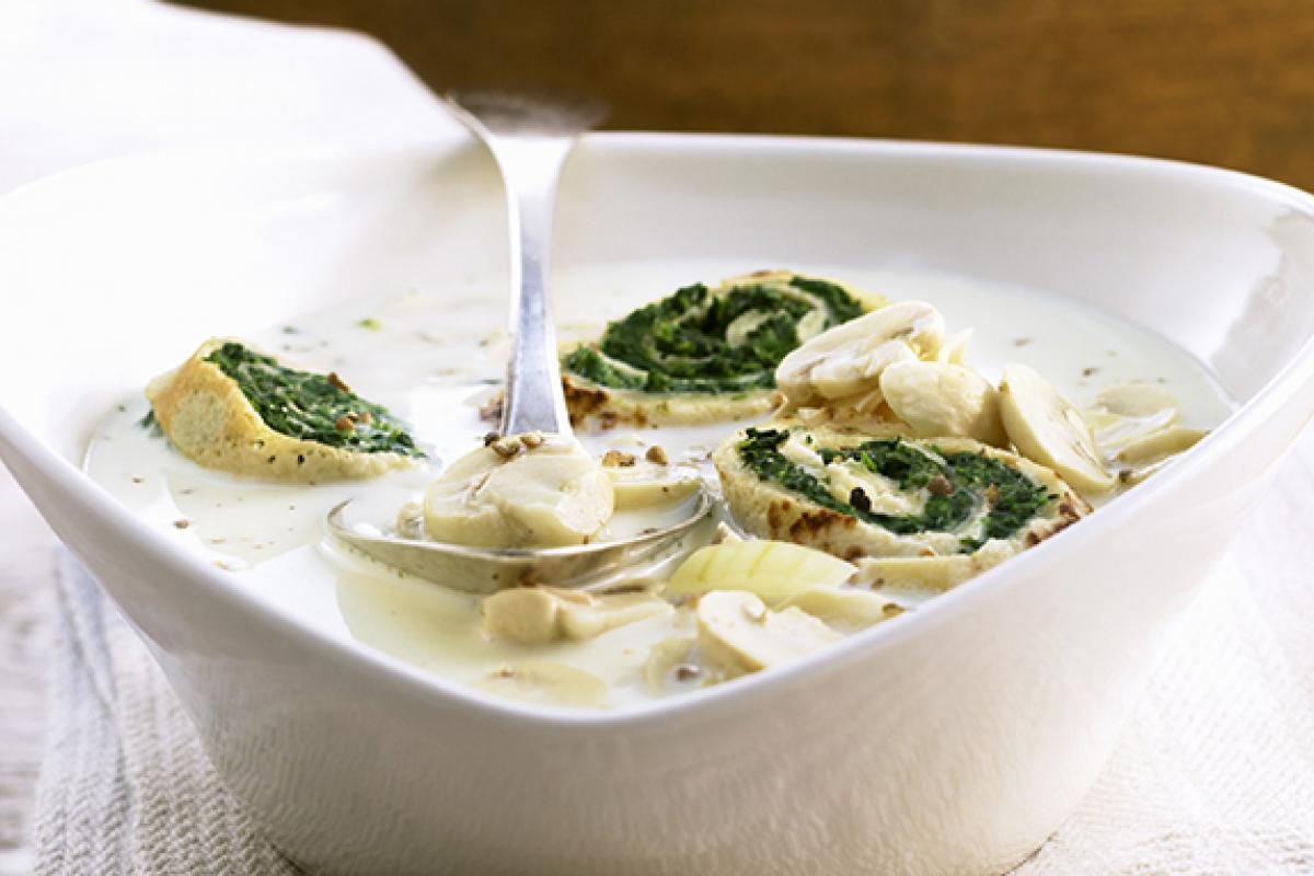 Crema de champiñones con crêpes de espinacas