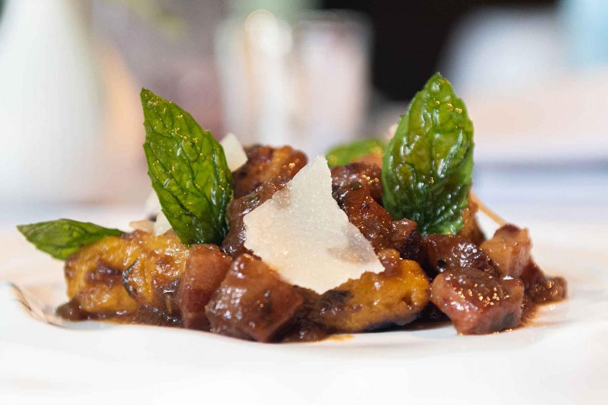 Gnocchis de loche en salsa de tocino de cachete