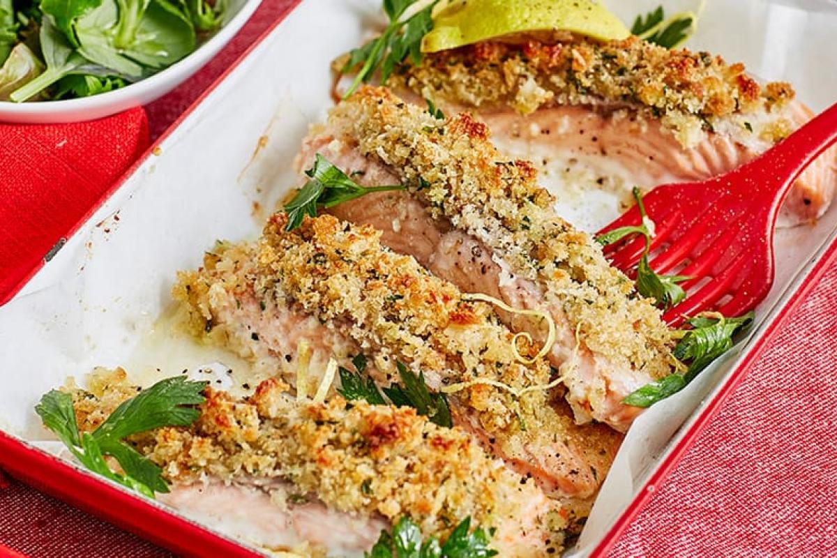 Salmón en costra de parmesano con patatas picantes