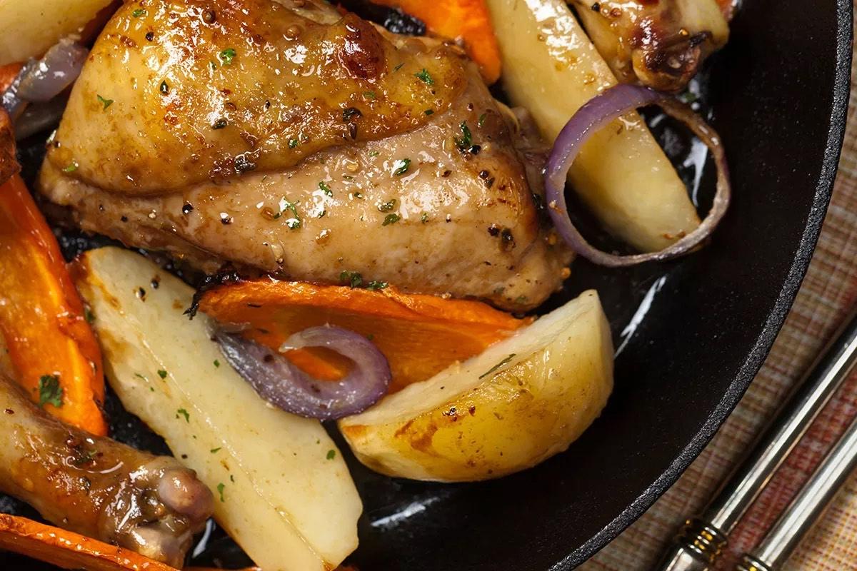 Muslos de pollo a la francesa con zanahorias y nata