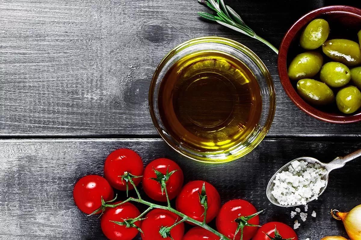 Esferas de agua de tomate y aceite de oliva