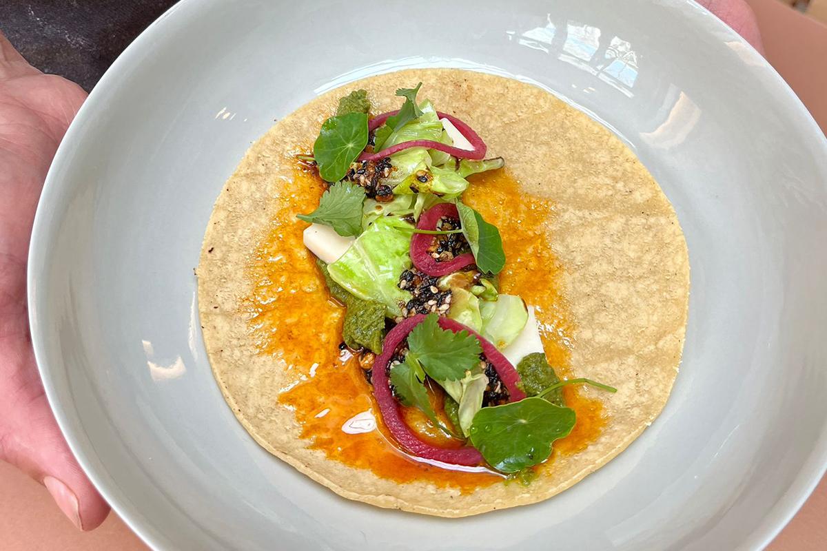 Tortilla de maíz con tallos de coliflor asados