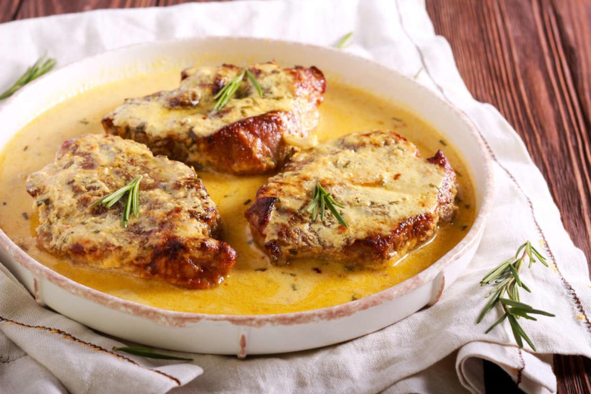 Chuletas de cerdo en salsa española - Fine Dining Lovers