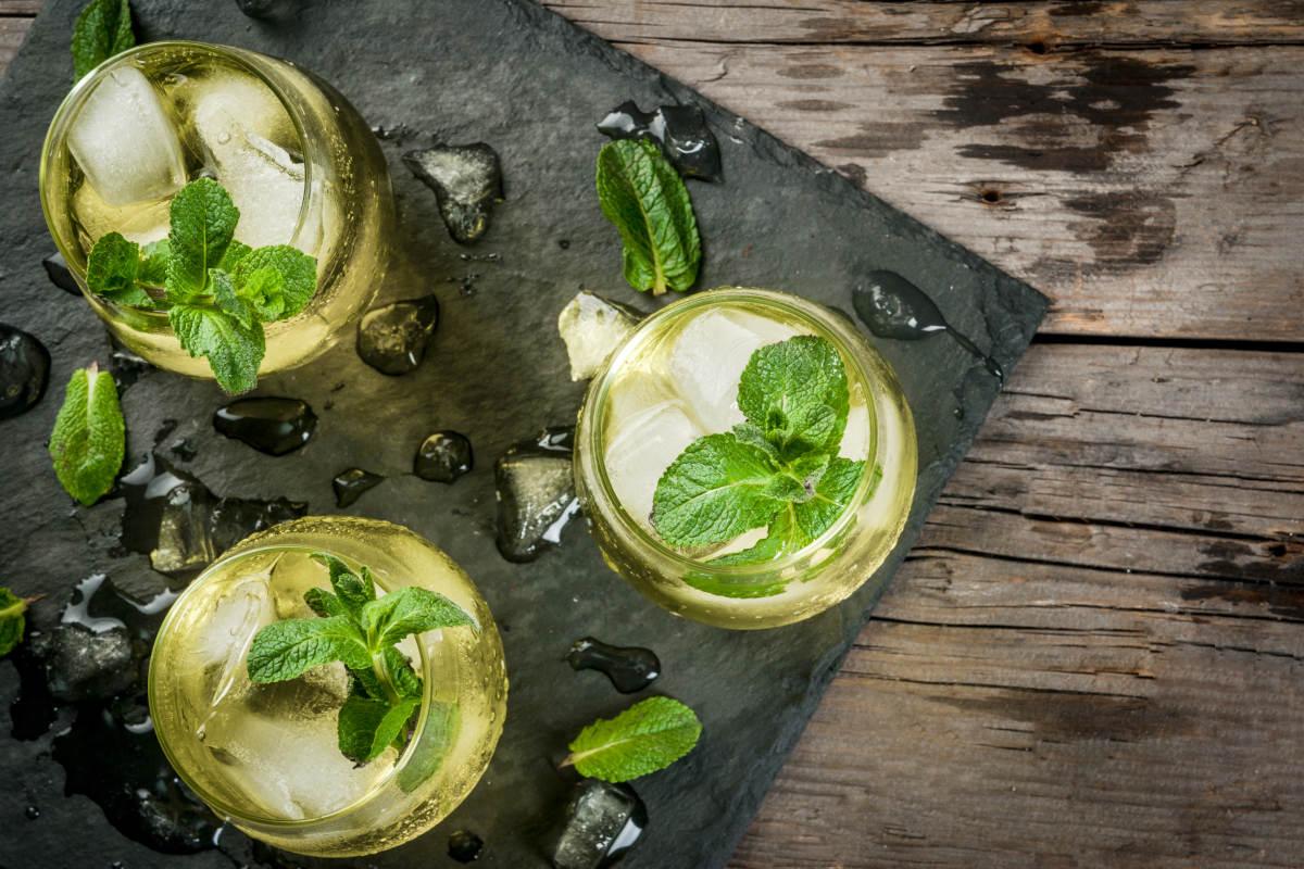 Cómo preparar el rebujito con hierbabuena - Fine Dining Lovers